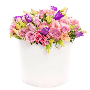 Цветы в коробке с лиляими